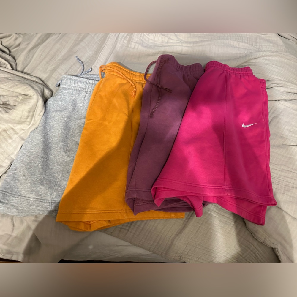 Women’s Nike Essential Fleece Shorts large
